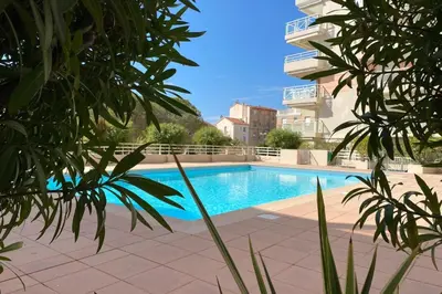 Piscine de l'établissement 06AI - Beautiful renovated studio - sea and pool view ou située à proximité