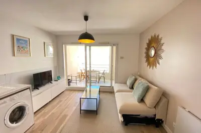 Coin salon dans l'établissement 06AI - Beautiful renovated studio - sea and pool view
