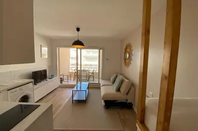 Coin salon dans l'établissement 06AI - Beautiful renovated studio - sea and pool view