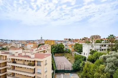 Vue générale sur Cannes ou vue de la ville depuis l'appartement