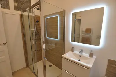 Salle de bains dans l'établissement Palais Albert -2-Bedroom Apartment -Ponteil Beach -StayInAntibes