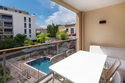 Piscine de l'établissement 2 pièces avec clim, terrasse, piscine, 100m plage ou située à proximité