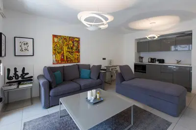 Cuisine ou kitchenette dans l'établissement 2 pièces avec clim, terrasse, piscine, 100m plage
