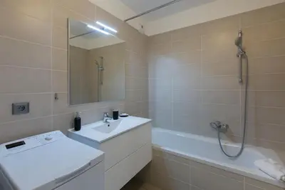Salle de bains dans l'établissement 2 pièces avec clim, terrasse, piscine, 100m plage