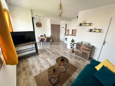 Télévision ou salle de divertissement dans l'établissement grand studio proche plage
