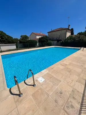 Piscine de l'établissement grand studio proche plage ou située à proximité