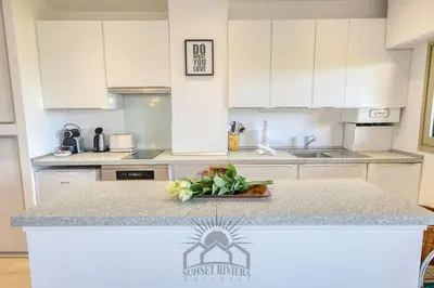 Cuisine ou kitchenette dans l'établissement LA BADINE Studio AirCo Pool for 2 By Sunset