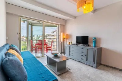 Télévision ou salle de divertissement dans l'établissement 85m with loggia near the sea