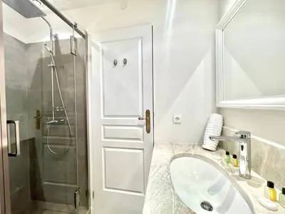 Salle de bains dans l'établissement Marina Luxury 3 bedroom by Welcome to Cannes