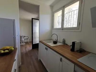 Cuisine ou kitchenette dans l'établissement Bas de Villa au Calme