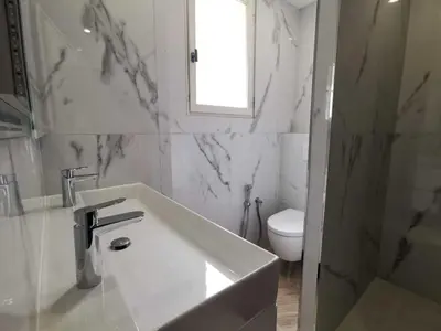 Salle de bains dans l'établissement Bas de Villa au Calme