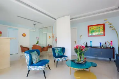 Coin salon dans l'établissement CROISETTE AZUR ONE BEDROOM APARTMENT WITH TERRACE