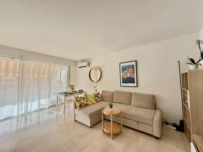 Coin salon dans l'établissement Cozy 1 bedroom apartment Antibes Juan-les-Pins - walk to beaches, restaurants, old town